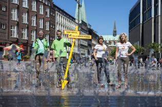Greenpeace-Aktivisten am Aktionstag in Lübecker Innenstadt