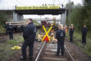 16.9.2013: Schwedische und deutsche Greenpeace-Aktivisten protestieren auf Transportgleisen des Braunkohletagebaus Welzow-Süd gegen weitere Tegebaupläne des Konzerns Vattenfall