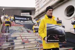 Österreichische Aktivisten mit symbolischem Öl-Teppich vor der Albertina in Wien, Oktober 2013