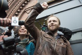 Denis Sinyakov kommt gegen Kaution frei und verlässt das Gefängnis, November 2013