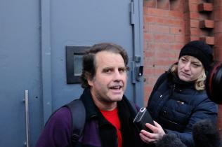 Peter Willcox verlässt das Gefängnis SIZO 1 in St. Petersburg auf Kaution, November 2013