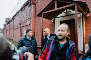 Paul Ruzycki verlässt das Gefängnis 4 in St. Petersburg, November 2013