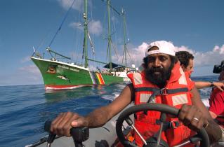 Greenpeacer Philip Papuka auf dem Weg zu dem französischen Marinschiff, das die Rainbow Warrior auf ihrer Fahrt nach Moruroa beschattet