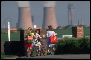 Ihr Schulweg führt an der Wiederaufarbeitungsanlage Sellafield vorbei: Kinder aus dem nahegelegenen Ort Seascale, Mai 1990