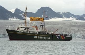 Die MV Greenpeace auf Anti-Giftstoffe-Tour in Spitzbergen 1999