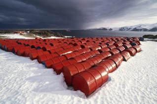 1992: Die deutsche Antarktisstation lagert zig Treibstofffässer unter freiem Himmel