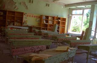 Eine verlassene Schule in der 30km Zone um Tschernobyl, Juli 1995