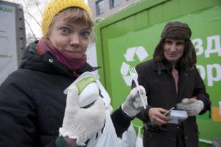 Sini Saarela und andere der Arctic 30 helfen beim Recycling Day in Russland, Dezember 2013
