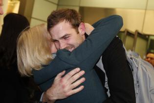 Kieron Bryan begrüßt seine Mutter am Bahnhof