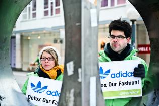 Greenpeace-Aktivisten protestieren vor dem Adidas-Laden in Hamburg gegen giftige Chemikalien in der Textilherstellung, 25. Januar 2014