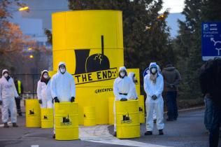 Greenpeace-Aktivisten protestieren mit symbolischen Atomfässern vor dem AKW in Tihange, Belgien.