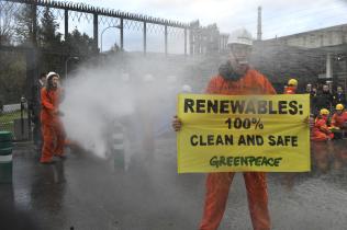 Greenpeace-Aktivisten am AKW in Garoña, Spanien werden mit Wasser bespritzt.