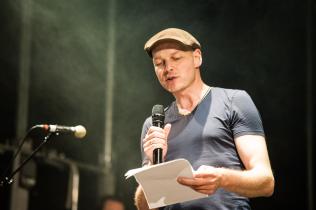 Tobias Münchmeyer, stellvertretender Leiter der Politischen Vertretung bei Greenpeace, bei seiner Rede anlässlich des Klimamarsches in Berlin, am 21.09.2014