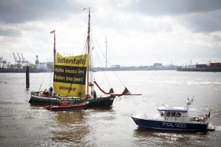 Greenpeace-Aktivisten protestieren bei Vattenfall Windpark Eröffnung gegen giftige Kohle, April 2015