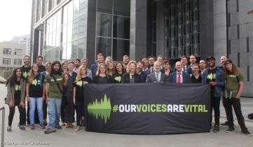 Gruppenbild mit Banner "Our Voices Are Vital" in San Francisco