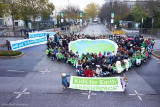 Kids for Earth bei der COP23 in Bonn, Gruppenbild mit Erdball