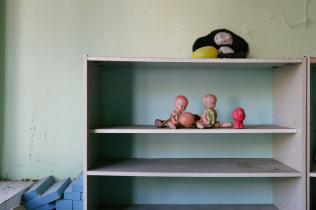 Zurückgelassenens Spielzeug in einem Kindergarten in Pripyat, Oktober 2005