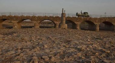Ausgetrocknetes Flussbett des Nirguna im indischen Bundesstaat Maharaschtra