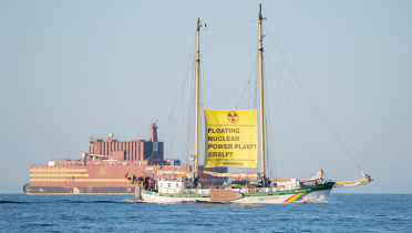 Das Greenpeace-Schiff Beluga II begleitet den schwimmenden Atommeiler Akademik Lomonosov.
