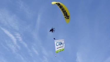 Paraglider fliegt um Verwaltungsgebäude von Volkswagen, April 2012
