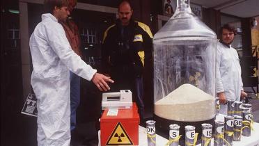 Greenpeace stellt vor der PARCOM-Konferenz radioaktiv verseuchte Erdproben aus Sellafield aus, Juni 1993