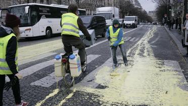 Verteilen der Farbe auf Pariser Straßen