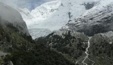 Schmelzwasser des Llayca-Gletschers in den Weißen Kordilleren (Cordillera Blanca), 2004. Die peruanischen Gletscher haben in den vergangenen 30 Jahren mehr als 20 Prozent ihrer Masse verloren. 