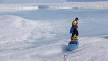 Drei Wissenschaftler untersuchen die Vorderseite des Gletschers mithilfe eines Eisradars 07/12/2009