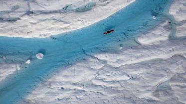 Wissenschaftler fahren im Schmelzwasser des Gletschers mit dem Eis-Radar, Juli 2009