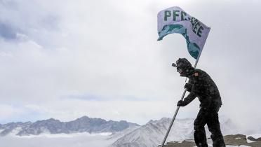 Bergsteiger mit "PFC-free"-Banner