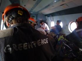 Greenpeace Helfer in einem Hubschrauber