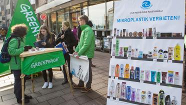 Unterschriftensammeln in der Lübecker Fußgängerzone