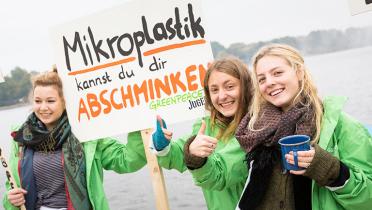 Junge Greenpeace-Aktivistinnen bei einer Aktion an der Hamburger Binnenalster