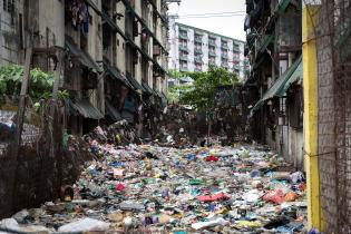 Meterhoher Müll in einer Straße von Manila