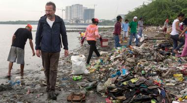 Greenpeace-Mitarbeiter Michael Meyer-Krotz am vermüllten Strand von Manila