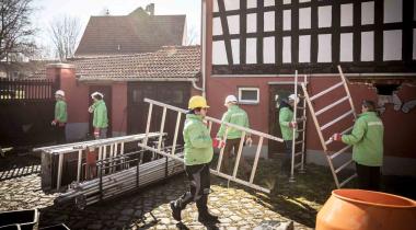 Pödelwitz: Greenpeace-Aktivisten renovieren denkmalgeschütztes Haus.