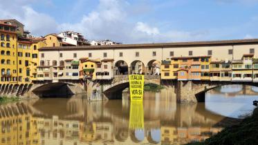 Banner an der Ponte Vecchio in Florenz  06/10/2011