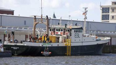 Das gechartete Greenpeace Schiff auf dem Weg zur Total Gasplattform im April 2012.