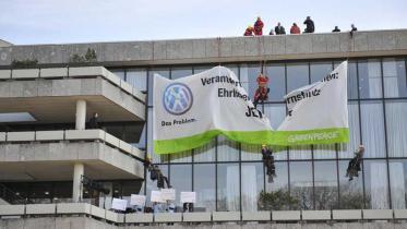 Protest bei VW-Hauptversammlung vor dem Eingang des CCH (Congress Center Hamburg) mit Bannern im April 2012