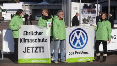 Protest bei VW-Hauptversammlung vor dem Eingang des CCH (Congress Center Hamburg) mit Bannern im April 2012