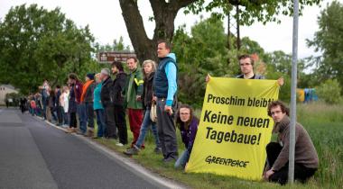 Menschenkette protestiert gegen weitere Tagebaue am Ortsrand von Proschim.