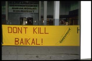 Aktivisten mit Banner vor dem Gebäude der Zellstofffabrik