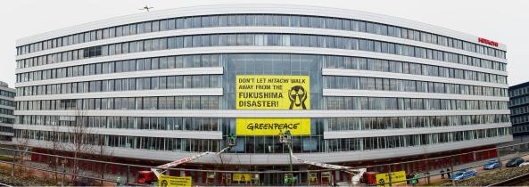 Greenpeace-Aktivisten beschriften die Hitachi-Zentrale in Duisburg: "Hitachi muss für die Fukushima-Katastrophe zur Verantwortung gezogen werden!"