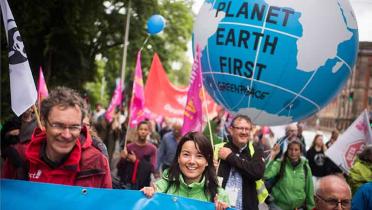 Protestwelle: Demo, im Vordergrund Sweelin Heuss, Geschäftsführerin Greenpeace Deutschland