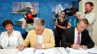 Unterzeichnung des Vertrags zum Bau der Rainbow Warrior III, Juli 2009. 