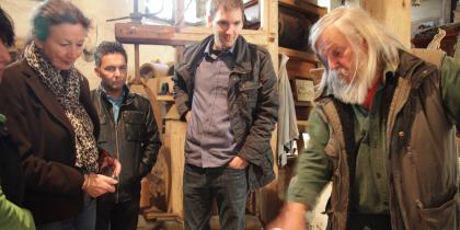 Frank Dähling zeigt Besuchern seinen Hof Raußmühle