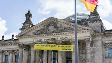 Banner an Reichstag "Dem deutschen Volke eine Zukunft ohne Kohlekraft"