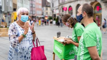 Claudia Roth im Gespräch mit Greenpeace-Freiwilligen