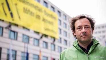 Greenpeace-Friedens-Kampagner Alexander Lurz bei Aktion gegen Rheinmetall