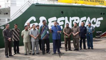 Präsident Yudhoyono mit Ministern vor der Rainbow Warrior in Jakarta 06/07/2013
